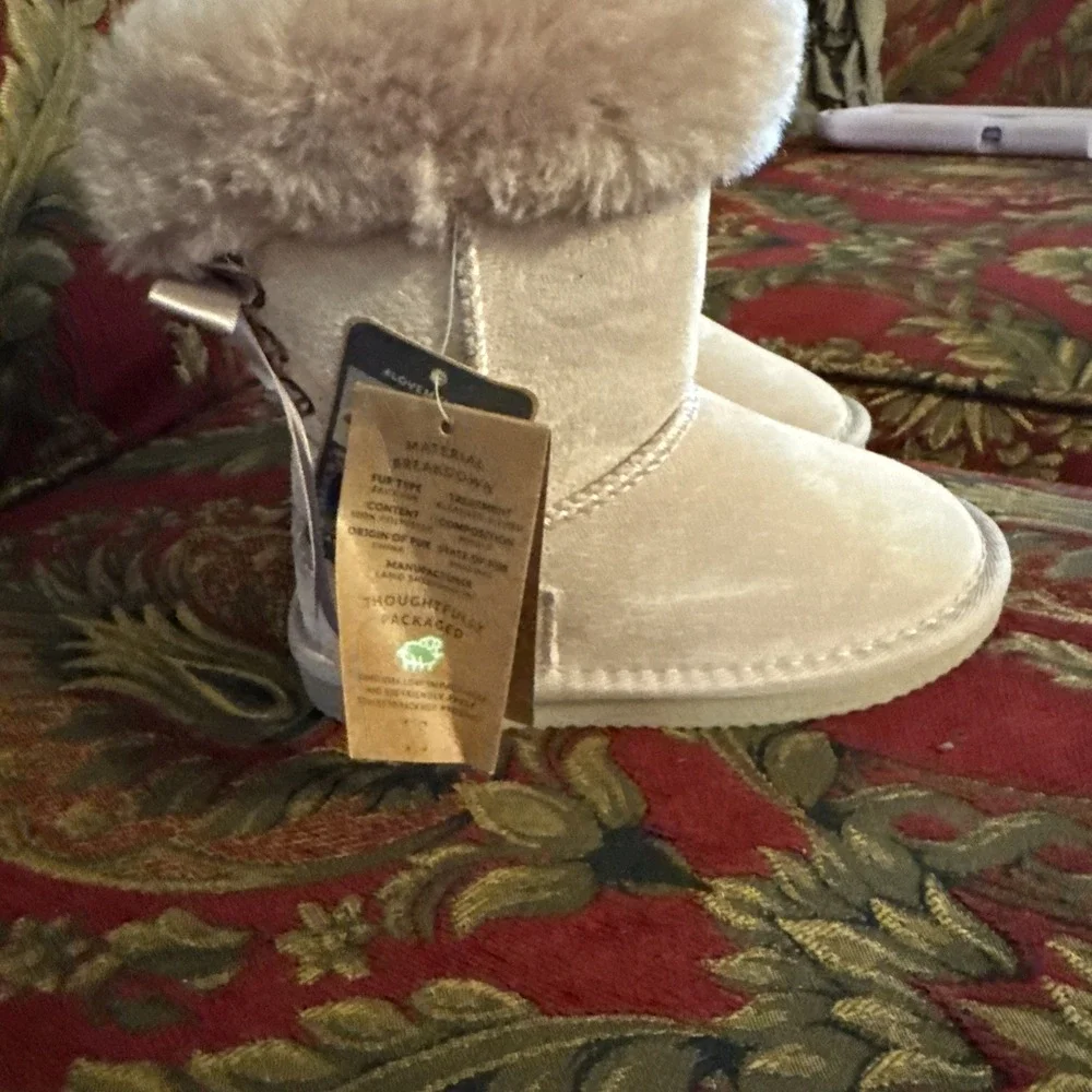 LAMO Suede Faux Fur Wrap Around Boots Size 11 Girls Brand New Color light pink